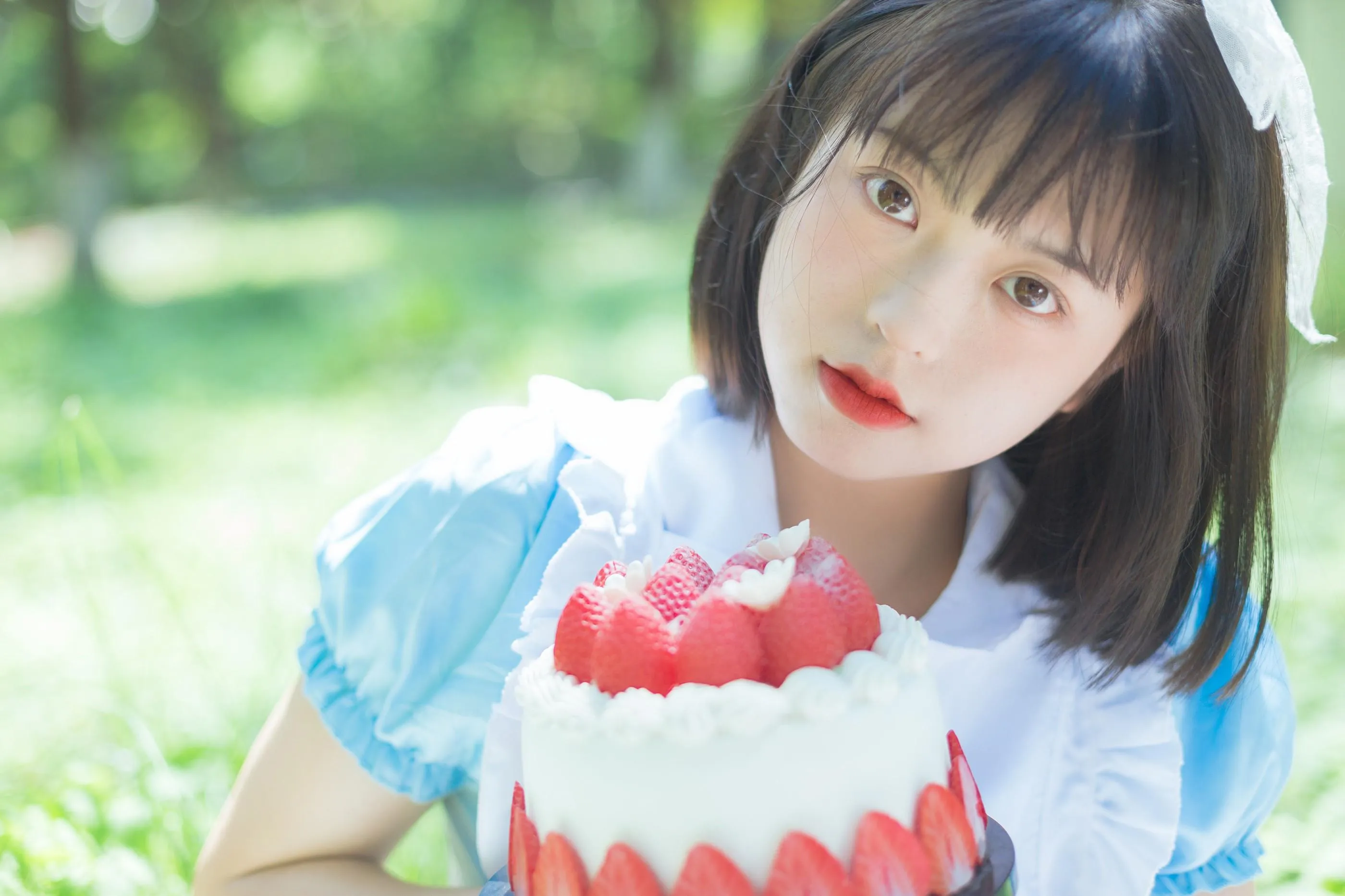 [YITUYU艺图语]2022.08.05 雏菊和草莓 哈吉麻花 [32P]插图2